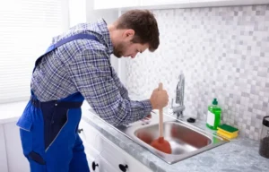 que provocan atascos en casas y comunidades en fregadero