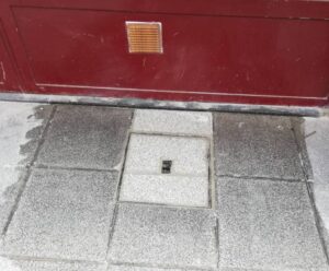 arqueta oculta en calle
