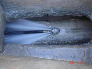 pocero en pozuelo trabajando con agua a presion